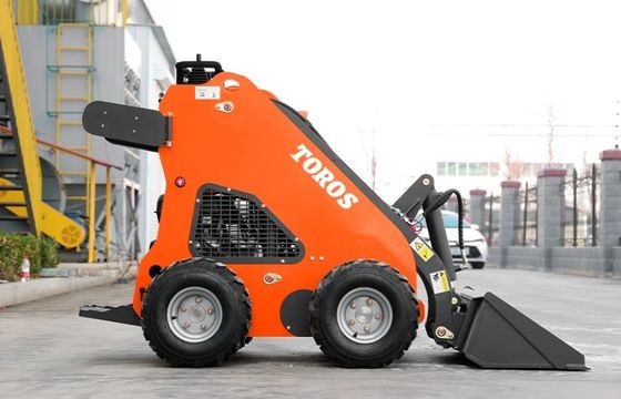Skid Steer Pertanian Mini Stand Up yang Kuat Serbaguna